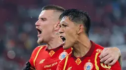 Pemain Persija Jakarta, Eksel Runtukahu (kanan), bersama Fabio Calonego merayakan gol ke gawang Persebaya Surabaya pada laga pekan ke-27 BRI Super League di Stadion Utama Gelora Bung Karno, Jakarta, Sabtu (11/4/2026). (Bola.com/Bagaskara Lazuardi)