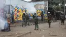Polisi di Kenya melepaskan tembakan di tengah-tengah protes yang diorganisir oleh pihak oposisi pada hari Rabu terhadap kenaikan biaya hidup. (AP Photo/Brian Inganga)
