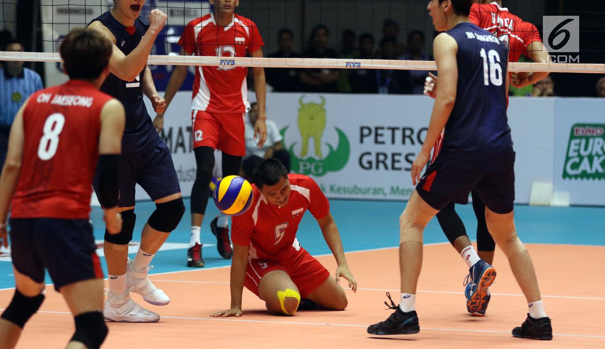 Pemain Timnas voli putra Indonesia, Dio Zulfikri (tengah) gagal menahan bola saat melawan Korea Selatan pada babak 8 besar Grup E Kejuaraan Voli Asia 2017 di GOR Tri Dharma, Gresik, Kamis (27/7). Indonesia kalah 3-1. (Liputan6.com/Helmi Fithriansyah)