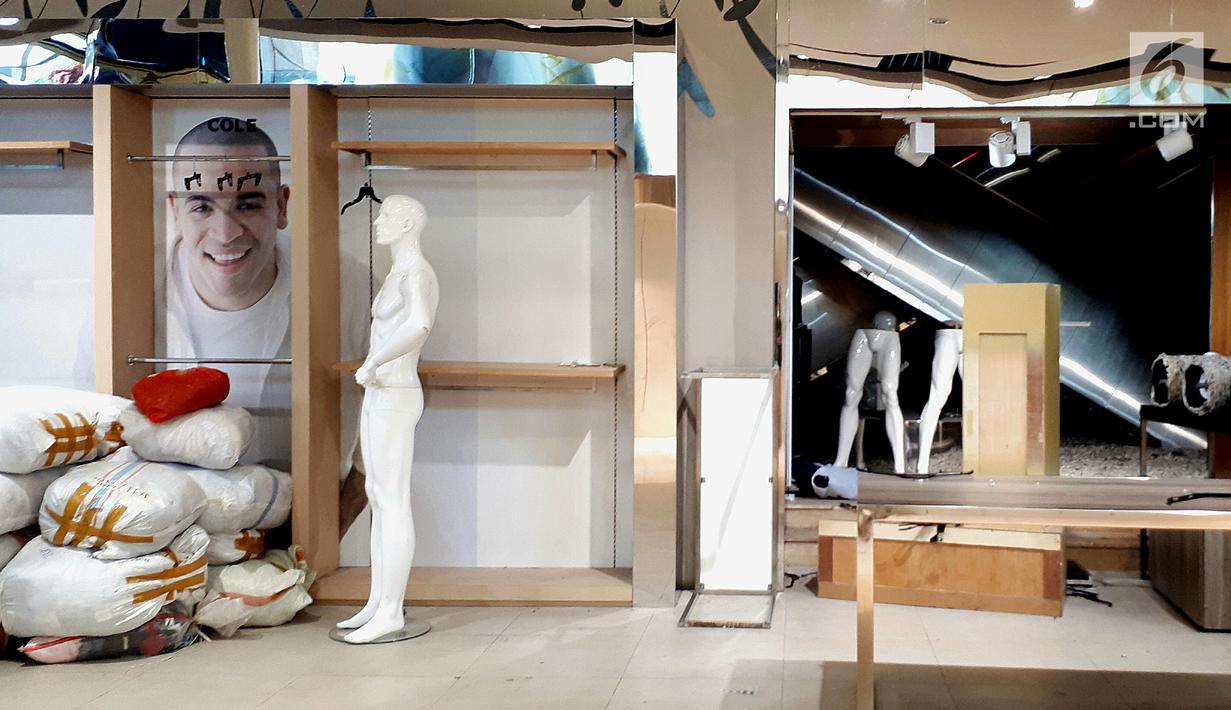 Sebuah rak busana pria terlihat kosong setelah di serbu pembeli di Matahari Mall Taman Anggrek, Jakarta, Jumat (1/12). Penutupan PT Matahari Department Store guna menjaga kinerja perseroan ditengah penurunan pasar. (Liputan6.com/Fery Pradolo)