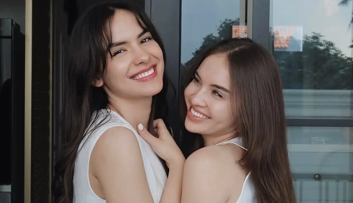 Kompak kenakan gaun putih, keduanya memancarkan aura kecantikan yang berbeda. Steffi terlihat anggun dan elegan, sementara Elina tampil lebih ceria dan energik. Namun, keduanya sama-sama sukses memikat hati para penggemar. (Liputan6.com/IG/@steffizamoraaa)