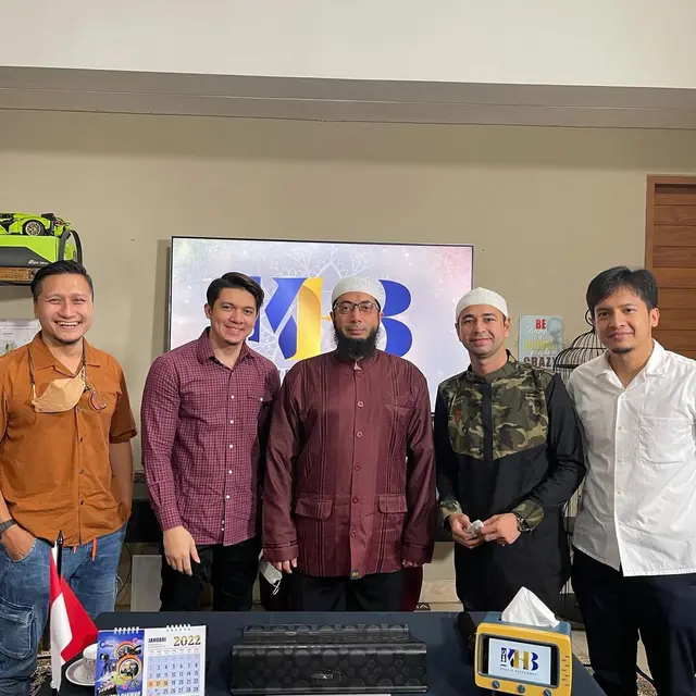 Raffi Ahmad dan Ustaz Khalid Basalamah (https://www.instagram.com/p/CZQO5paPcyB/)