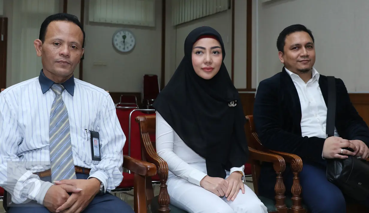 Penyanyi Bella Shofie (tengah) bersama dengan kuasa hukumnya sebelum sidang cerai di  Pengadilan Agama Jakarta Selatan, (23/03/2016). Sidang Cerai Bella Shofie ditunda karena pihak dari suryono tidak hadir. (Liputan6.com/Herman Zakharia)