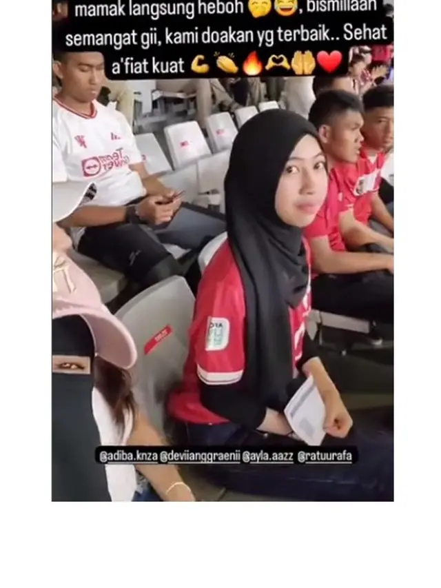 7 Potret Umi Pipik dan Adiba Khanza Dukung Egy Maulana Vikri, Curi Perhatian