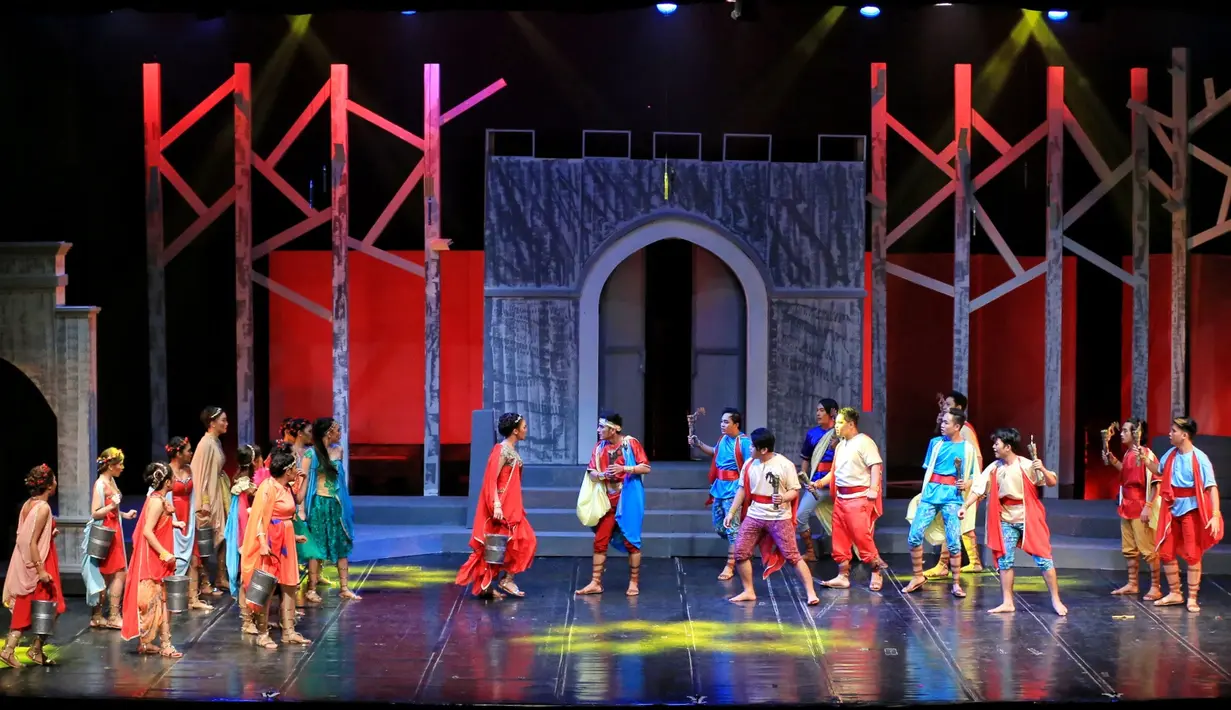 "Pusing banget, karena kita mandiri dan produksi sendiri. Aku juga salah satu humasnya kan, jadi aku harus ketemu sponsor, latihan juga. Belum lagi syuting. Tapi aku banyak belajar," ujar Citra Kirana. (Adrian Putra/Bintang.com)