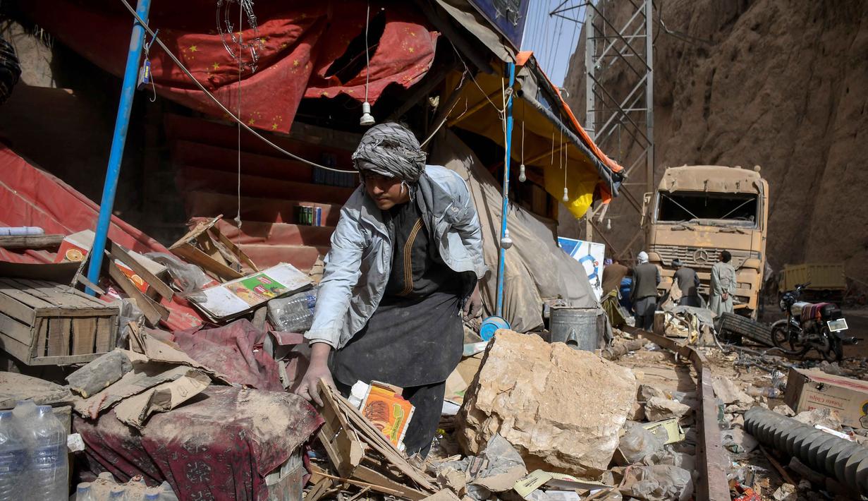 Seorang pemilik toko di Afghanistan mencari sisa-sisa bangunan di depan toko yang rusak di sepanjang jalan raya setelah gempa bumi di Tang-e Tashqurghan, distrik Khulm, provinsi Samangan, pada Senin 3 November 2025. Menurut Survei Geologi Amerika Serikat (USGS), gempa tersebut memiliki berkekuatan magnitudo 6,3 dengan kedalaman 28 km. (Atif Aryan/AFP)