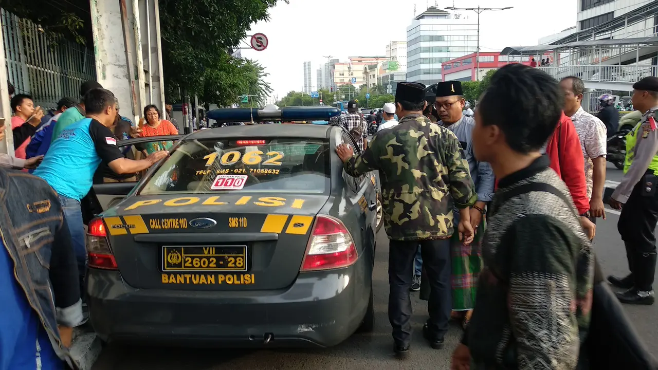 Seorang anggota Banser meninggal dunia usai mengamankan Kantor GP Ansor di Jalan Kramat Raya, Jakarta Pusat. (Liputan6.com/Nafiysul Qodar)
