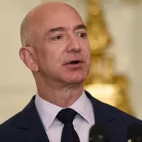 Peringkat ketiga diisi oleh Jeff Bezos yang miliki kekayaan US$72,8 miliar. Kekayaan CEO dari amazon.com bertambah sebanyak US$27,6 miliar atau sekitar Rp968 triliun pada tahun ini. (AP Photo/Susan Walsh)
