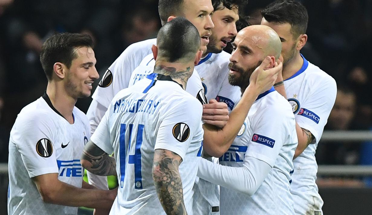 Selebrasi gol pemain Inter Milan pada leg 2, babak 16 besar Liga Europa yang berlangsung di stadion Giuseppe Meazza, Milan, Jumat (22/2). Inter Milan menang 4-0 atas rapid Wien. (AFP/Miguel Medina)