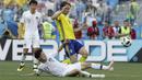 Pemain Korea Selatan, Lee Jae-sung  menghalau bola dari kaki pemain Swedia, Albin Ekdal pada laga grup E Piala Dunia 2018 di Nizhny Novgorod stadium, Nizhny Novgorod, Rusia, (18/6/2018). Swedia menang 1-0. (AP/Lee Jin-man)