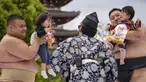 Budaya “Crying Baby Sumo” atau dikenal sebagai Naki Sumo Festival merupakan tradisi unik dari negara Jepang yang melibatkan bayi dan pegulat Sumo. (AFP/Yuichi Yamazaki)