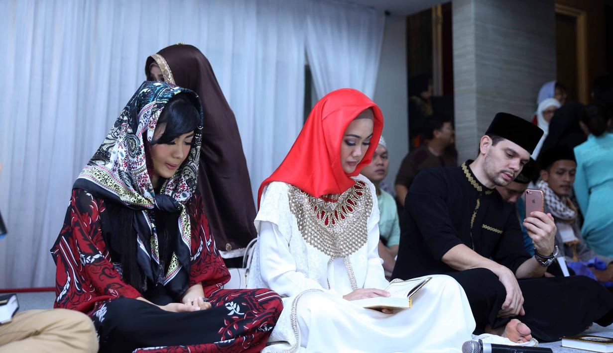 Suasana Pengajian 40 Hari Mendiang Julia Perez - Photo 
