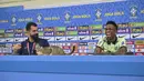 Ada seeokor kucing yang tiba-tiba menaiki meja yang ditempati Vinicius Junior dan staf media Timnas Brasil. (AFP/Nelson Almeida)