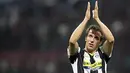 Kapten Juventus, Alessandro Del Piero memberi salut buat tifosi setelah mencatat penampilan ke-600 untuk Juventus pada 10 Mei 2009 di San Siro, Milan. AFP PHOTO/Emilio Andreoli