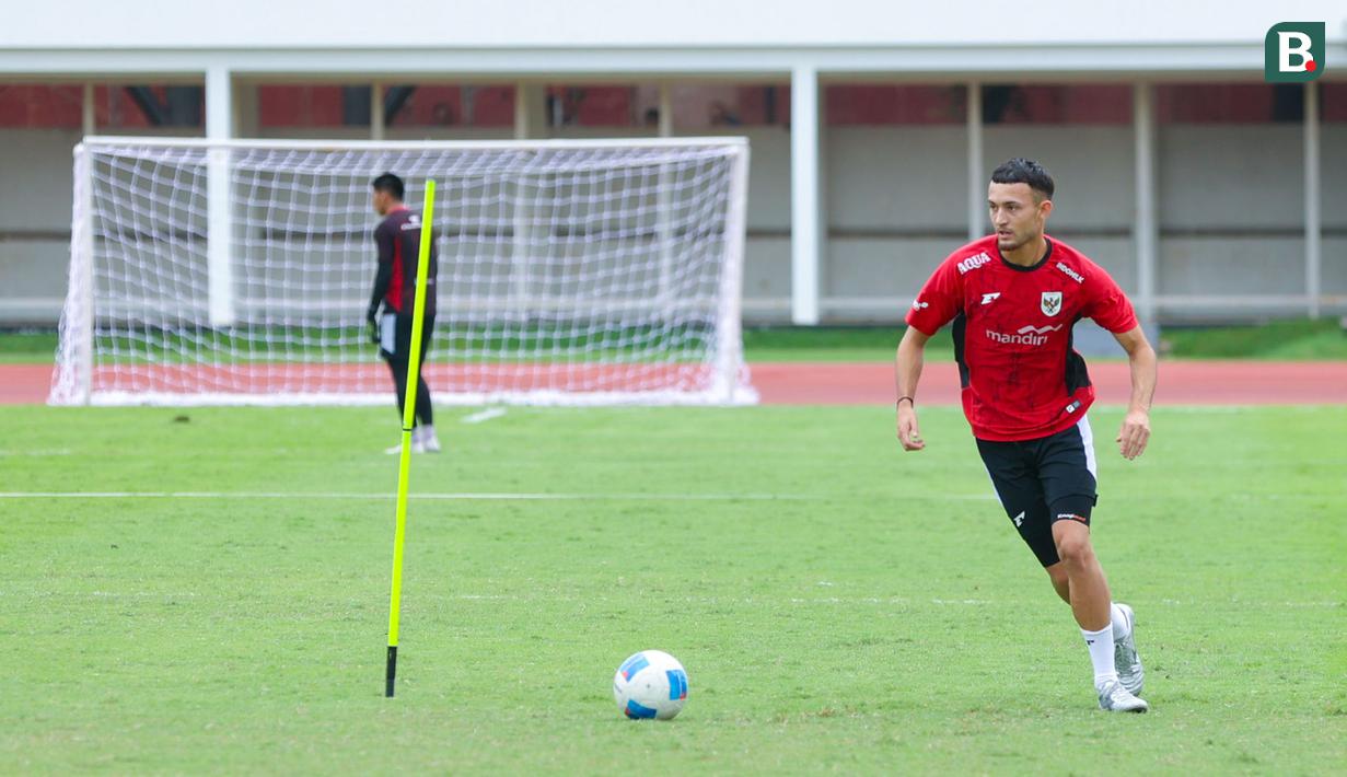 Pemain Timnas Indonesia U-22, Ivar Jenner, mengikuti sesi latihan jelang menghadapi Timnas Mali di Stadion Madya, Senayan, Jakarta, Jumat (14/11/2025). (Bola.com/M Iqbal Ichsan)
