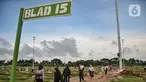Warga saat berziarah ke makam kerabat di TPU khusus Covid-19 Rorotan, Jakarta Utara, Senin (20/3/2023). (merdeka.com/Iqbal S. Nugroho)