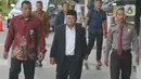 Bupati Sidoarjo Saiful Ilah (tengah) tiba di gedung KPK untuk menjalani pemeriksaan, Jakarta, Rabu (8/1/2020). Bupati Sidoarjo Saiful Ilah beserta beberapa orang lainnya terjaring operasi tangkap tangan (OTT) KPK yang diduga terkait pengadaan barang dan jasa. (merdeka.com/Dwi Narwoko)