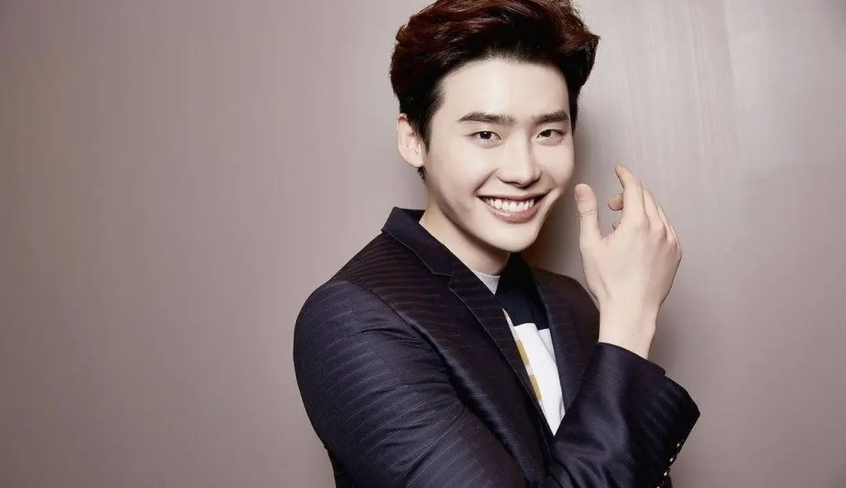 Walaupun tenar, akan tetapi Lee Jong Suk hanya memiliki beberapa teman dekat saja. Diantaranya adalah Hyoyeon SNSD dan Kim Wo Bin. (Foto: allkpop.com)