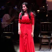 Demi penampilannya dalam melafalkan naskah Carmen, ibu satu anak ini didampingi oleh pelatih vokal Brian Masuda. (Andy Masela/Bintang.com)