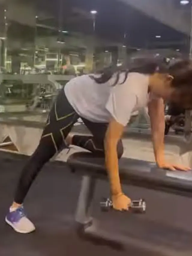 Ussy Sulistiawaty berolahraga di gym (Instagram/ussypratama)