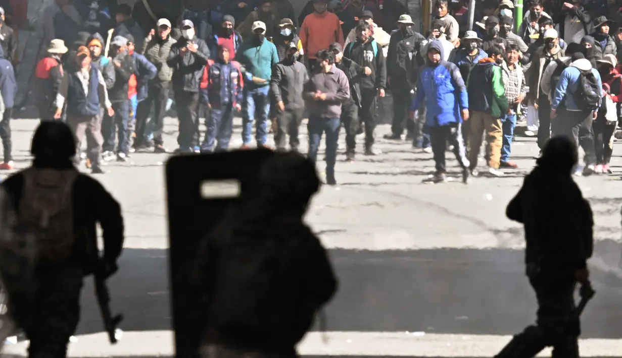 Para demonstran dan polisi Bolivia bentrok selama unjuk rasa menentang Presiden Rodrigo Paz di La Paz pada 25 Mei 2026. (AIZAR RALDES/AFP)