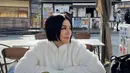 Agnez Mo tampak menikmati suasana musim dingin di Jepang. Ia pun tampil dengan jaket bulu warna putih dengan rambut terbarunya model bob. [@agnezmo]