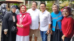 Terlihat pula beberapa artis lawas yang ikut merayakan ulang tahun dari pria yang identik dengan karakter Si Doel ini. Acara yang digelar sendiri terlihat begitu santai sehingga bisa kembali saling dekat antar artis. (Liputan6.com/IG/@si.rano)