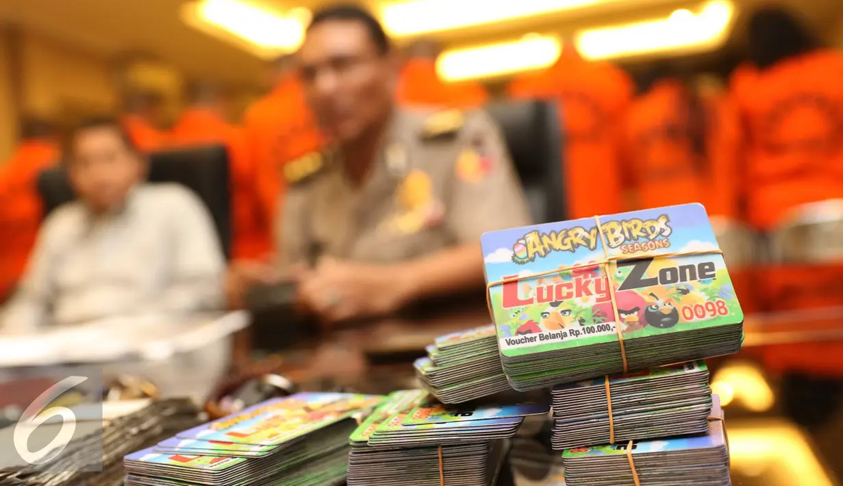 Barang bukti berupa voucher yang berhasil diamankan petugas dari kasus perjudian di Dumai, Riau, di Jakarta, Selasa (23/8). (Liputan6.com/Immanuel Antonius)