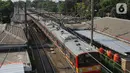 Kereta commuter line melintas di kawasan Lenteng Agung, Jakarta Selatan, Sabtu (5/10/2019). Pemprov DKI Jakarta akan menata kawasan Lenteng Agung dan Tebet terutama di bantaran rel agar tidak terkesan kumuh. (Liputan6.com/Immanuel Antonius)