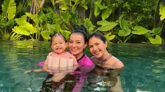 Asmirandah dan Jessica Mila diketahui sudah bersahabat cukup lama. Meski kini Asmirandah sudah dikaruniai anak, tak mengurangi momen hangat antara dua bintang sinetron Indonesia ini ketika bersama. Sudah seperti saudara dengan Asmirandah, tak heran jika artis berusia 30 tahun ini sangat dekat dengan Baby Chloe. (Liputan6.com/IG/@jscmila)