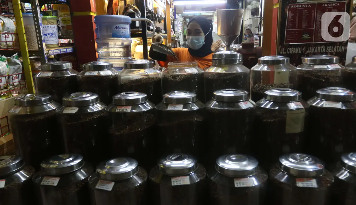 Pekerja menyortir biji kopi di sebuah gerai kopi di Jakarta, Jumat (19/11/2021). Data Gabungan Eksportir Kopi Indonesia mencatat ekspor kopi secara Nasional sepanjang Januari-Juli 2021 mencapai 294.243 ton atau naik 2,63% dibandingkan dengan periode yang sama tahun lalu. (Liputan6.com/Angga Yuniar)