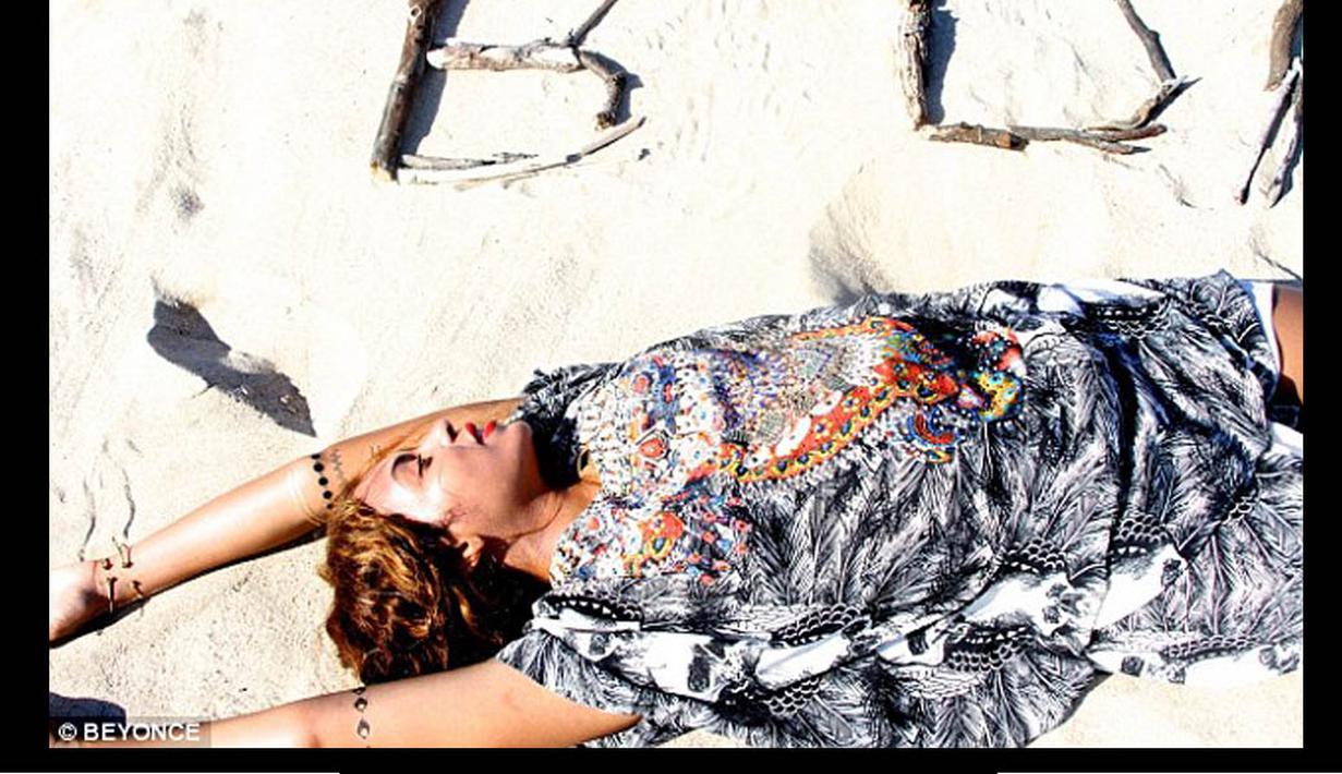 Wajah bahagia tampak terlihat saat Beyonce tiduran di atas pasir di dekat tulisan 'Happy B-day' yang dibuat Jay-Z untuk, Perancis, (17/9/14). (Dailymail)