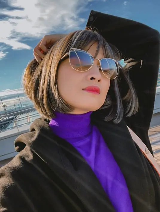 Menjadi salah satu seleb yang punya gaya busana menarik, penampilan Chika Jessica dapat menjadi inspirasi orang dalam memilih pakaian. Apalagi ditambah dengan kacamata, penampilan wanita yang dikabarkan dekat dengan Amec Aris ini semakin memukau. (Liputan6.com/IG/@chikajessica88)