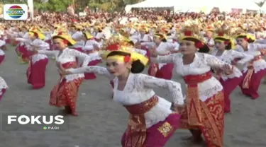 Ribuan penari pecahkan rekor MURI dengan gelar Tari Tenun massal di Pantai Petitenget, Badung, Bali.