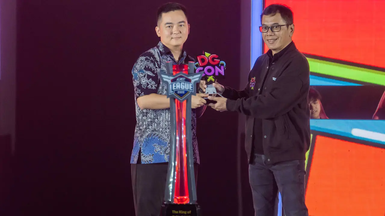 Komisaris Utama Telkomsel Wishnutama Kusubandio (kanan) memberikan penghargaan kepada CEO RRQ Andrian Pauline sebagai Top Lifetime Achievement pada ajang Dunia Games Awards 2022. (Dok. Telkomsel)