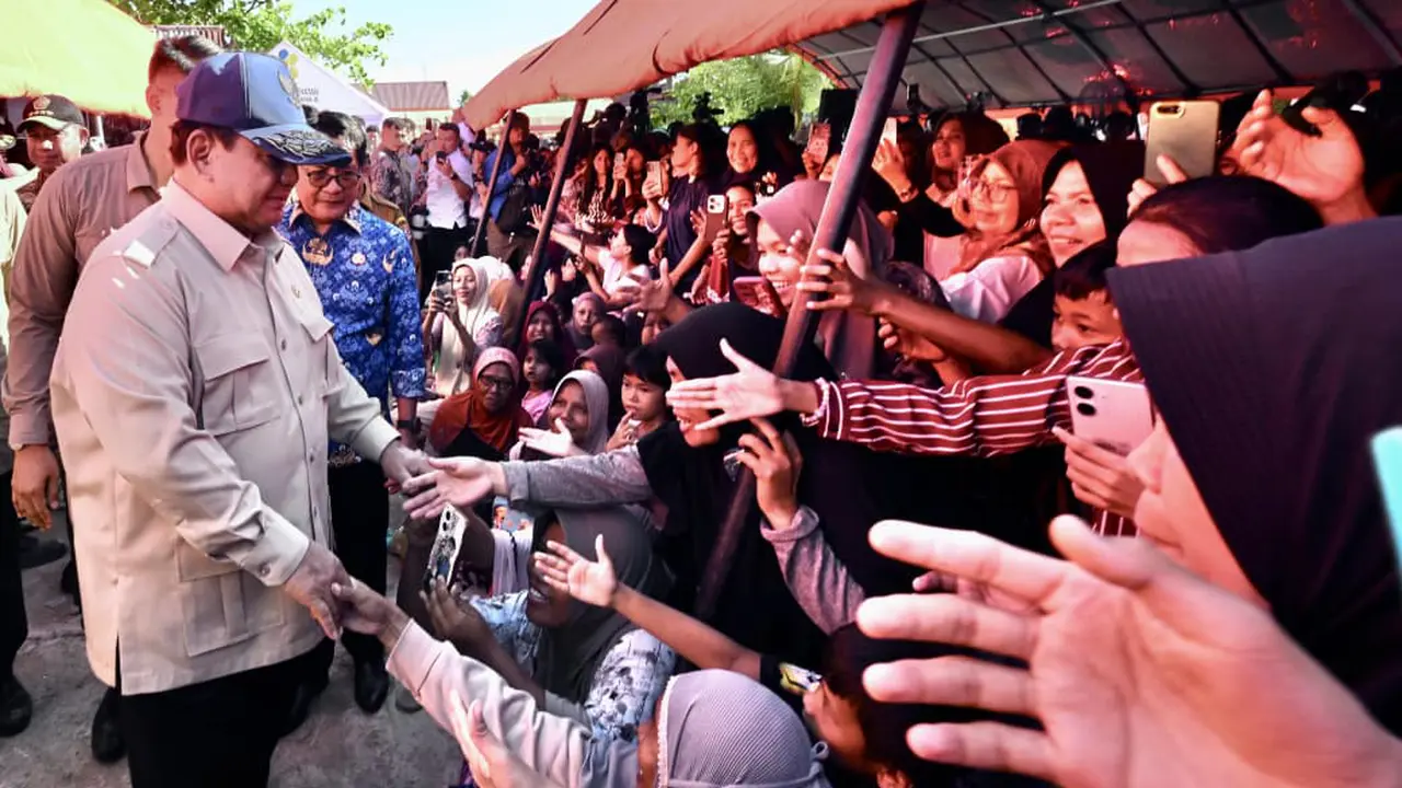 Presiden Prabowo Subianto mengunjungi posko pengungsian korban terdampak banjir di Padang Pariaman, Sumatra Barat, Senin (1/12/2025) (Biro Pers Istana)