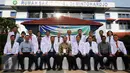 Pasangan Cagub Cawagub DKI Jakarta 2017 Basuki Tjahaja Purnama dan Djarot Saiful Hidayat foto bersama dengan tim dokter saat akan menjalani tes kesehatan di RSAL Dr. Mintoharjo, Jakarta, Sabtu (24/9). (Liputan6.com/Gempur M Surya). 