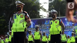 Sejumlah polisi mengikuti apel pasukan Operasi Patuh Jaya 2020 di Lapangan Polda Metro Jaya, Jakarta, Kamis (23/7/2020). Ada lima jenis pelanggaran yang jadi sasaran prioritas Operasi Patuh Jaya 2020 di antaranya penggunaan rotator dan sirene tidak sesuai ketentuan. (merdeka.com/Imam Buhori)