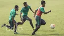Pemain Timnas Indonesia U-22, Muhammad Hargianto, berusaha mengejar Febri Hariyadi saat latihan terakhir di Lapangan SPH Karawaci, Banten, Sabtu (25/3/2017). Selanjutnya Timnas U-22 akan berlatih di Spanyol. (Bola.com/Vitalis Yogi Trisna)