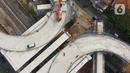 Foto udara suasana pembangunan jalan layang tapal kuda di kawasan Lenteng Agung, Jakarta, Rabu (5/8/2020). Pembangunan jalan layang itu untuk mengurai simpul kemacetan di perlintasan kereta api (KA) Lenteng Agung dan ditargetkan selesai pada Desember 2020. (Liputan6.com/Helmi Fithriansyah)