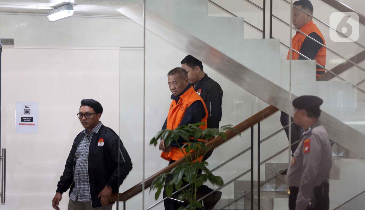 Penahanan keduanya dilakukan di Rumah Tahanan Negara (Rutan) Cabang Gedung Merah Putih KPK. Tampak dalam foto, Bupati Tulungagung, Gatut Sunu Wibowo (kedua kiri) bersama ajudannya, Dwi Yoga Ambal (kanan) dibawa petugas menuju mobil tahahan usai menjalani pemeriksaan intensif di Gedung Merah Putih Komisi Pemberantasan Korupsi (KPK), Jakarta, Minggu (12/4/2026) dini hari WIB. (Liputan6.com/Helmi Fitrhiansyah)