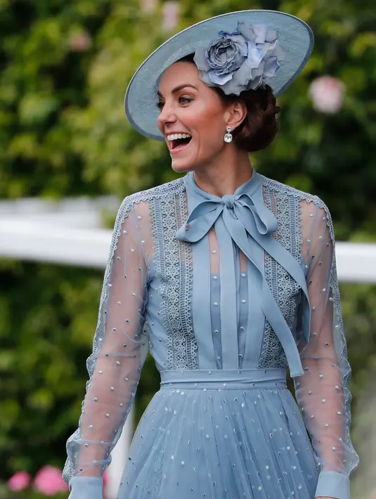 Duchess of Cambridge Kate Middleton tersenyum saat menghadiri ajang pacuan kuda Royal Ascot di Ascot, Inggris, Selasa (18/6/2019). (AP Photo/Alastair Grant)