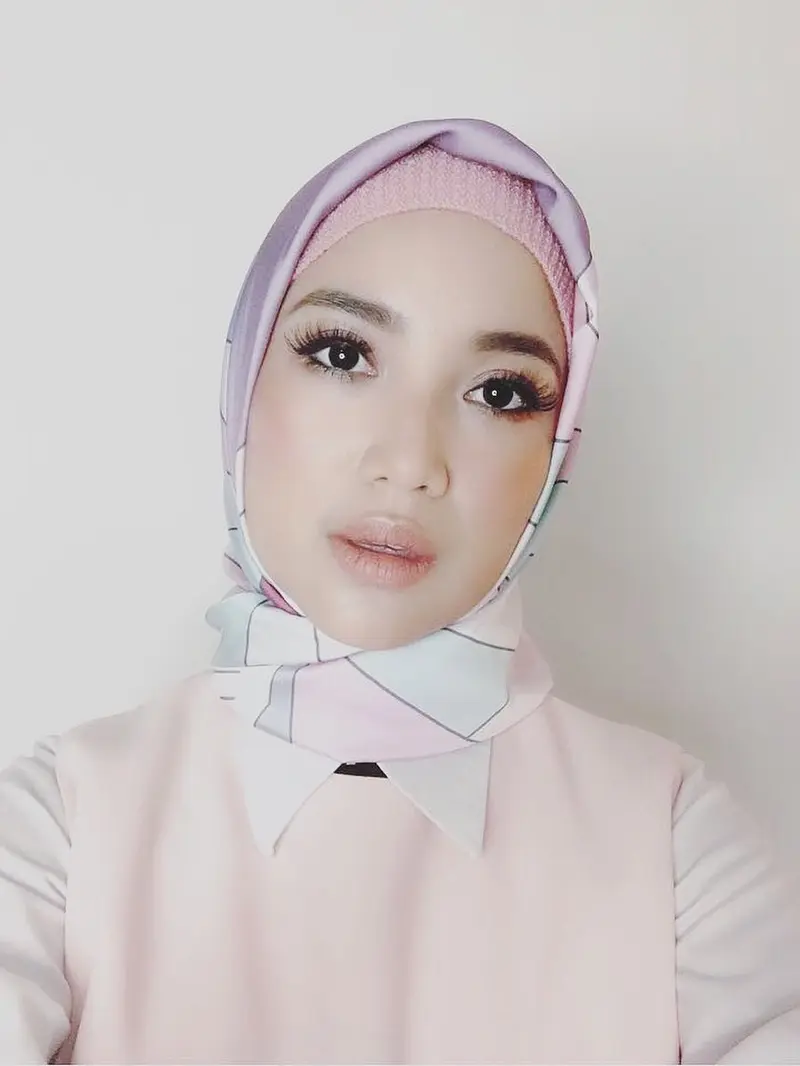 [Bintang] Bikin Hati Adem, Ini 8 Foto Chacha Frederica Saat Berhijab