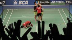 Ganda campuran Indonesia, Tontowi Ahmad/Liliyana Natsir, berhasil menjadi juara BCA Indonesia Open usai mengalahkan pasangan China, Zheng Siwei/Cheng Qinqchen di JCC, Jakarta, Minggu (18/6/2017). (Bola.com/M Iqbal Ichsan)