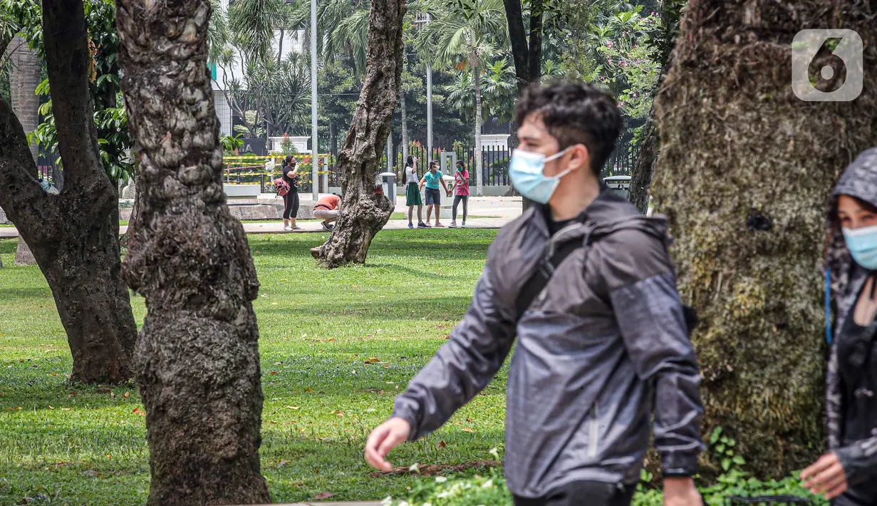 Warga beraktivitas di Taman Lapangan Banteng, Jakarta, Minggu (18/10/2020). Taman Lapangan Banteng kembali dibuka di masa PSBB Transisi dengan protokol kesehatan ketat. (Liputan6.com/Faizal Fanani)