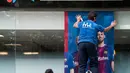 Pekerja memasang poster baru di luar Stadion Camp Nou di Barcelona (2/8). Pesepakbola 25 tahun ini akan menjadi pemain termahal di dunia dengan transfer 222 juta euro dari Barcelona ke PSG. (AFP Photo/Josep Lago)