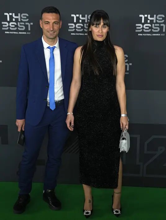 Pelatih timnas Argentina, Lionel Scaloni berpose di karpet hijau sebelum gelaran The Best FIFA Football Awards 2022 di Paris, Prancis, Senin (27/2/2023). (AP Photo/Michel Euler)