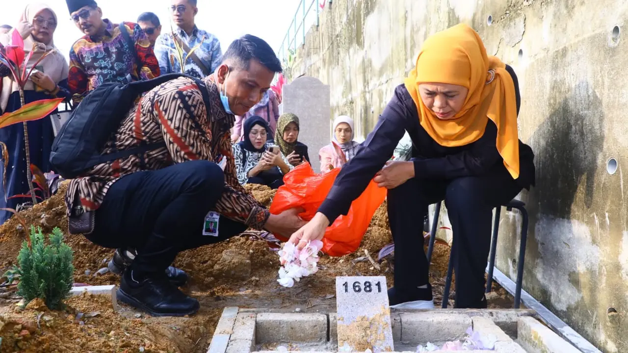 Khofifah saat ziarah ke makam PMI Jatim yang meninggal karena Covid-19 di Hong Kong. (Istimewa)