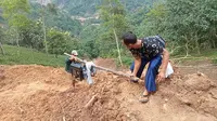 Perjuangan Warga yang Terisolasi Akibat Longsor Sukabumi untuk Penuhi Kebutuhan Hidup Keluarga