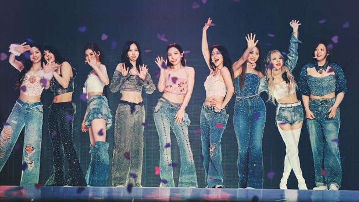 Jelang Konser di Jakarta, TWICE Sapa Penggemar Regional